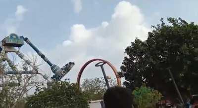 Imagine this happening when you are at the amusing park