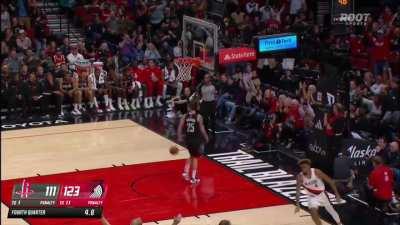 [Highlight] Greg Brown ends the game with a between the legs slam