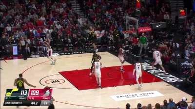 [Highlight] Jordan Clarkson with the dagger to cap off a personal 8-pt run and put the Jazz up by 6 with 40s to go