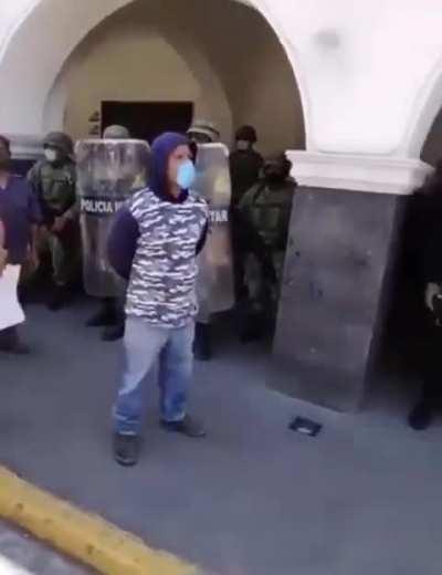 Señor expresa su disconformidad ante el gobierno de Morena en Huejotzingo