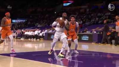 [Highlight] LeBron with the signature spin move and dunk