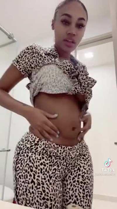 This bitch ass is so fuckin fat wtf bra😩😩