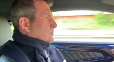 On sait désormais ce qu’écoutent les gendarmes quand ils roulent à fond dans leurs nouvelles Alpine. Bon choix.