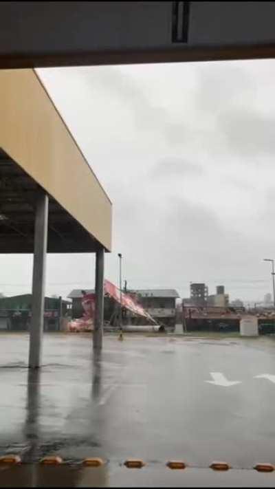 Car nearly hit by falling signage. Winds from cyclone in southern Brazil. Multiple angles. 10/08/2022