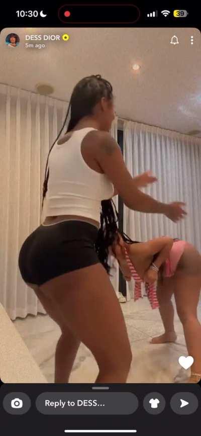 Dess and Jayda Wayda twerking