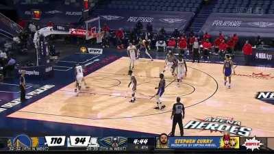 [Highlight] Steph Curry gets in a little cardio before hitting the reverse layup