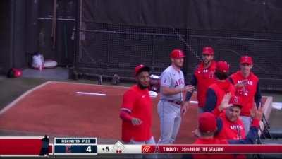 [Highlight] Mike Trout hits a home run for the 7th consecutive game to tie the game up!