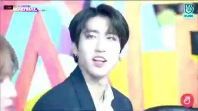 Stray Kids‘ Han realising him jamming to the song is filmed and shown on the main screen for everyone to see