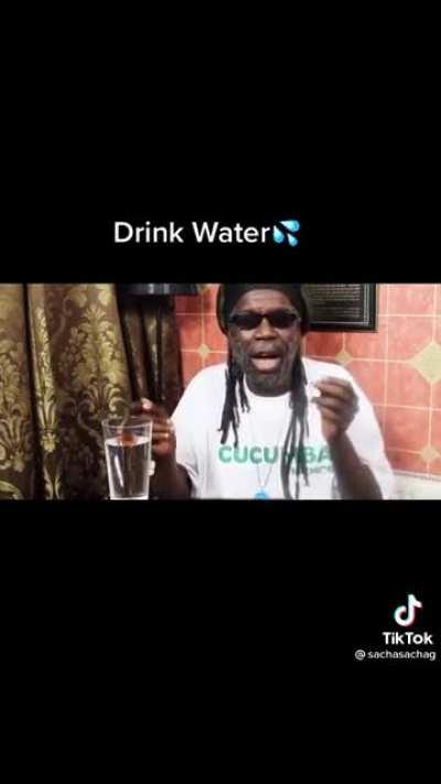 Mondays are for HYDRATION! ❤️🙌🏽💦 (so is every other day of the week) DRINK MORE WATER!