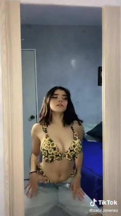 Que par tan rico tiene, solo de imaginar una rusa de ella me dan ganas de venirme 🤤🤤