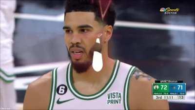 [Highlight] Jayson Tatum feeling himself as he makes the reverse layup without using the glass with the contact