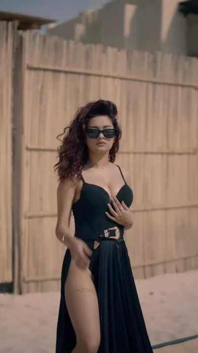 The way Avneet Kaur touches her B🍑🍑bs to tease us is lit 🔥