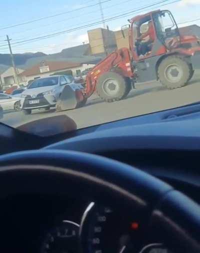 Ushuaia: Operador de una retroexcavadora se calentó por un vehículo mal estacionado y lo corrió con la máquina