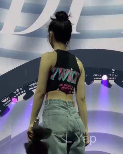 Dahyun's cute dance and wink