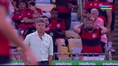 Renato gaúcho recebendo o carinho da torcida