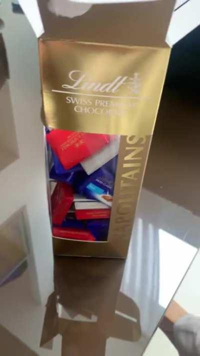 Comprei um chocolate da lindt no aeroporto guarulhos, e simplesmente no primeiro que eu abri saiu uma larva dele