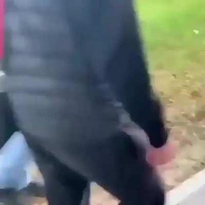 Nazi kriegt kick in die fresse