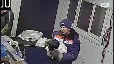 Guy sorting garbage saves a cat that was sealed in a bag and thrown away