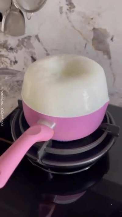 Boiling milk on a non stick pot