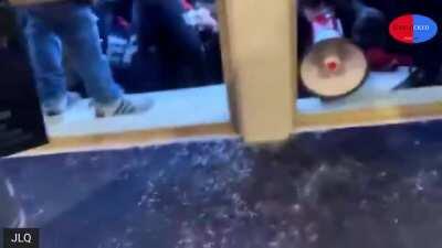 Meet #Bullhornlady who gives well-informed (?) instructions about #Capitol layout