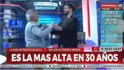 Seguro que los medios de comunicación muestra como se esta prendiendo fuego el país... || Los medios de comunicación: