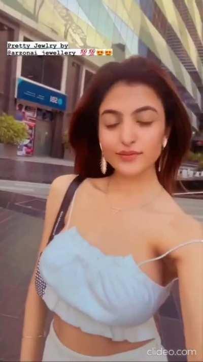 Damn those jugs, the way they bounce 😍🤤🥵