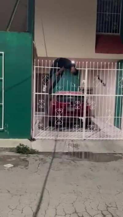 Robber went full brochette during an attempted robbery in Mexico