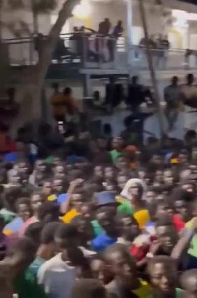 Seis mil imigrantes africanos - vcs podem ver pelo vídeo que só há mulheres e crianças - chegaram em 36 horas na ilha italiana de Lampedusa.