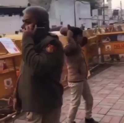 Bhrata look at the respect our brave Delhi police show to the Trianga💪🏽. Kisan need to take note.