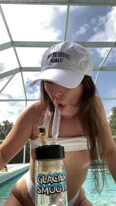 Little Midday Toke In The Pool! [gif]