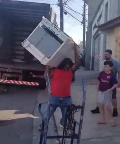 Ah, mas esses filmes onde sai todo mundo cantando e dançando do nada não são realistas. O Brasil: