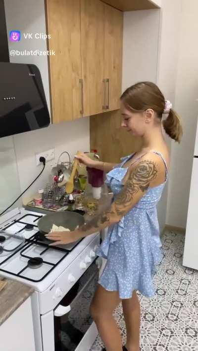 COZINHEIRA DISTRAÍDA 