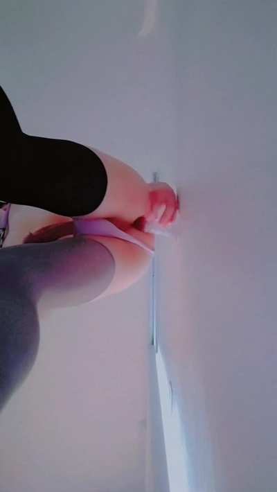 Voici comment une sissy passe son vendredi soir