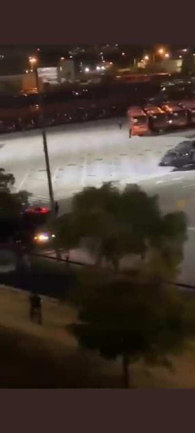 No creo que estos helicópteros estén trayendo vacunas precisamente...