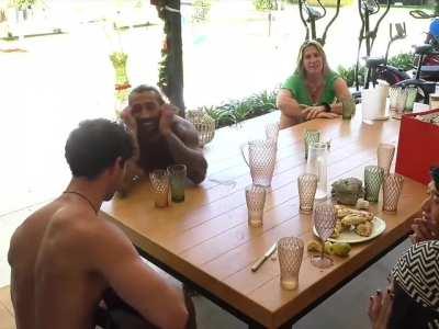 Nico tocando la guitarra