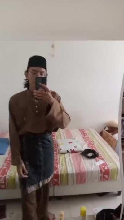 Hari ini raya aidilfitri maksudnya,ianya hari bermaaf-maafan sama keluarga korang