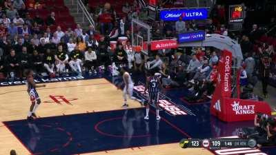 [Highlight] Vanderbilt passes to Conley for an easy layup. Rockets don't get back on defense, Kevin Porter Jr takes his frustration out by goal tending the shot.