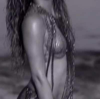 I love Shakira‘s face as she bounces her ass