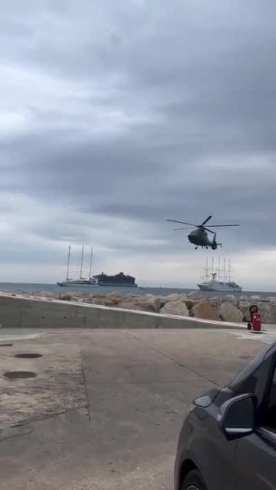 Очень крутой пример стробоскопического эффекта: из-за того, что частота вращения винта кратна частоте кадров на камере, камера каждым следующим кадром фиксирует винт в том же положении, и он кажется неподвижным.