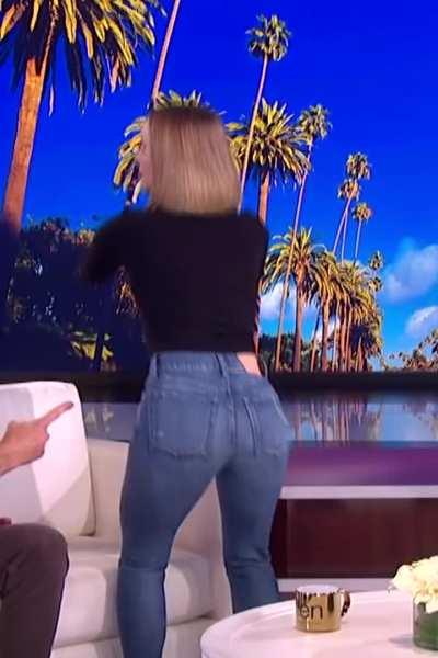 Kristen Bell showing her ass during the interview
