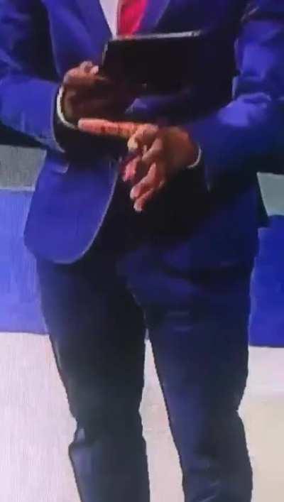 Why is his hand like th----- 😱