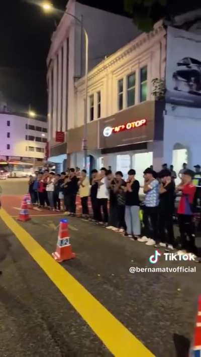 Kids being asked to perform ketuk ketampi by PDRM during the NYE roadblock