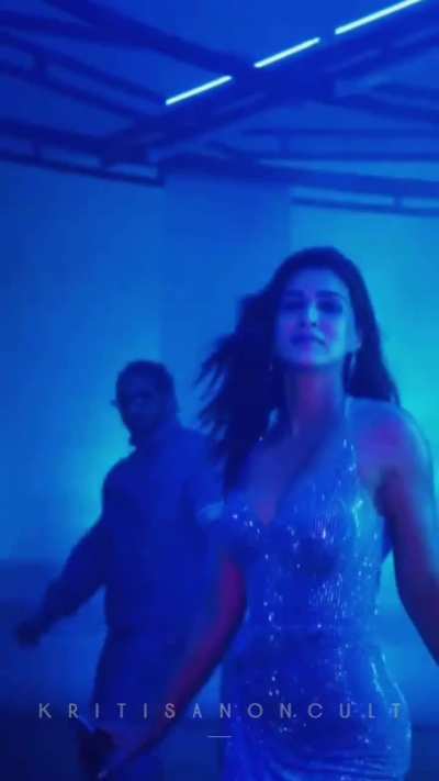 Kriti sanon sexy cleavage 🤤