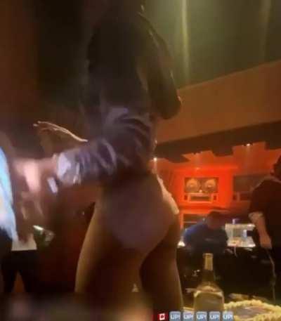 Love her small thic ass 😋