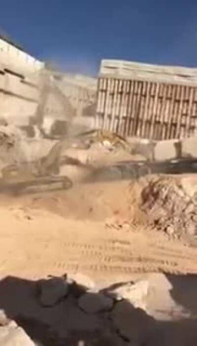 Rock transporter has brake failure on incline Oct 7,2020