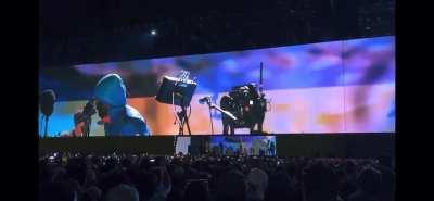 Im still not 100% convinced this set was pre recorded vocals, but this part has had me questioning the most.