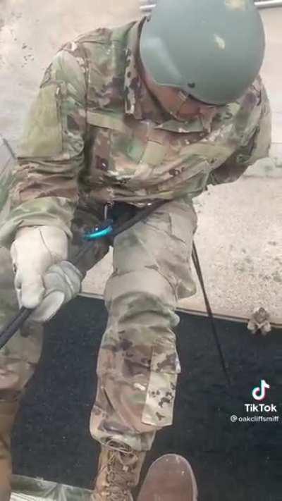 Drill Sargent teaches a soldier how to make it down using his gear