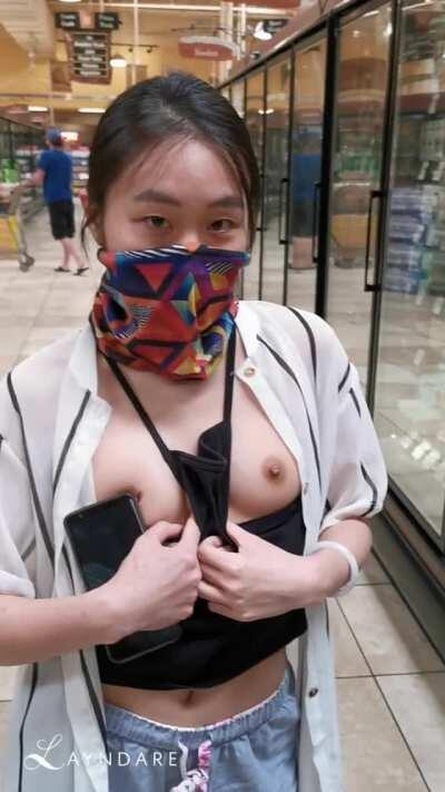 The shopper behind me missed the show, but the guy in front got a little lucky! [OC] [GIF]