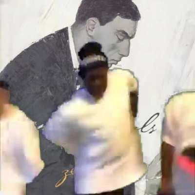 ♪Mana mazā ūdens meita, mana nāriņ' zaļā, ♫♩ es nemūžam nevarēšu tikt no tevis vaļā♬