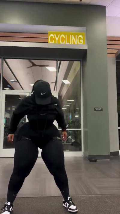 How could we get any workout done in the gym? Men of the the culture if a womsn with all that dragon in black leggings bulit like that at planet fitness?! 👀😍😤🤤🏋‍♂️👐🍫🍑🙏 #SheTookOverTheGym #Asstractons #LoadedLikeSheGotJunkTruck #YamsAnFriedDuck #SouthernPl